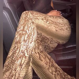 🐍 Fit and Flare Sequin Snake Pants Cache Size 2 Stretchy